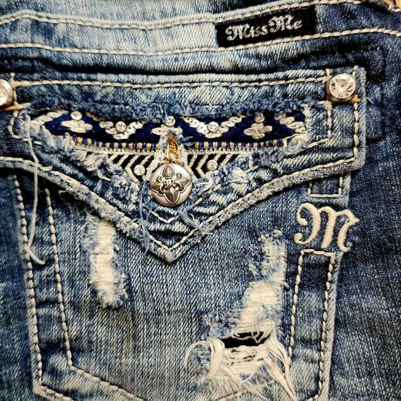 Miss Me Jean Shorts Native Embroidery - Picture 4 of 9